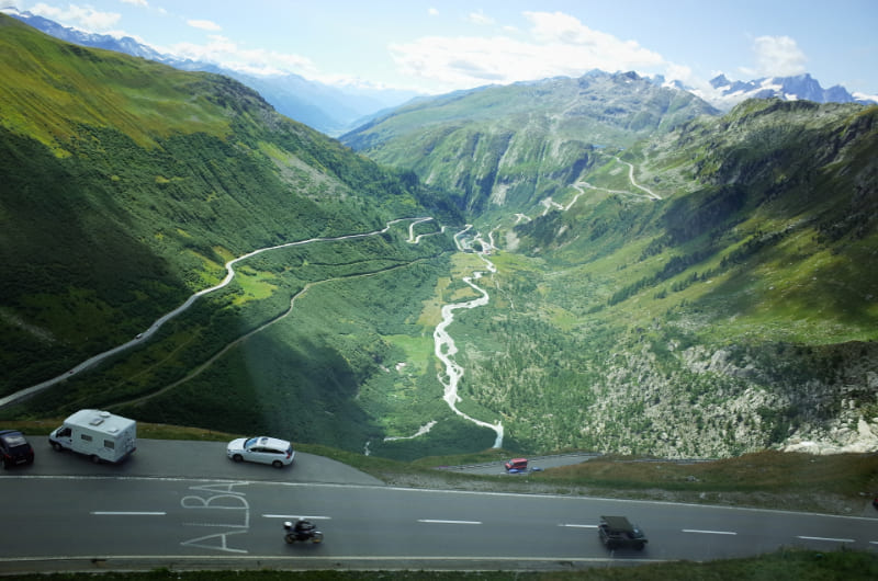 スイスの山道のイメージ